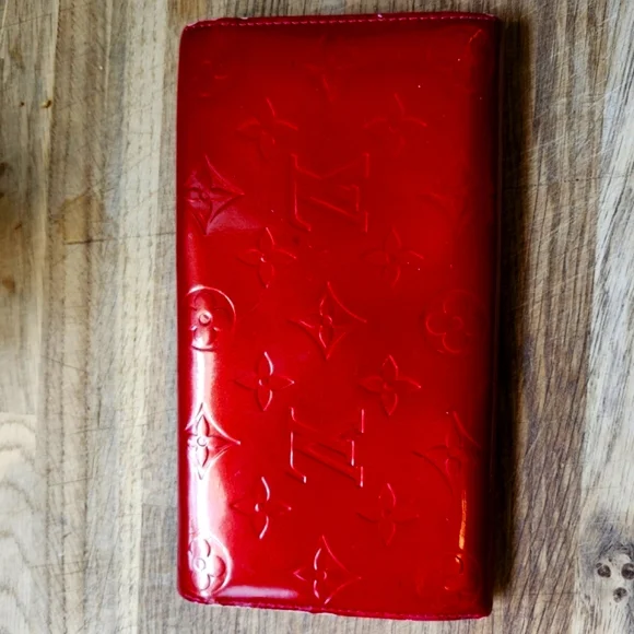 Authentic LOUIS VUITTON VERNIS RED WALLET - Picture 3 of 13